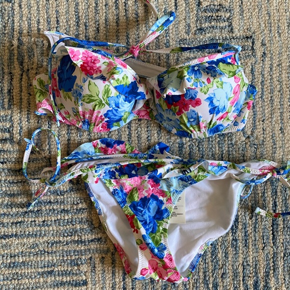 Floral string push up bikini from Abercrombie - Picture 1 of 5